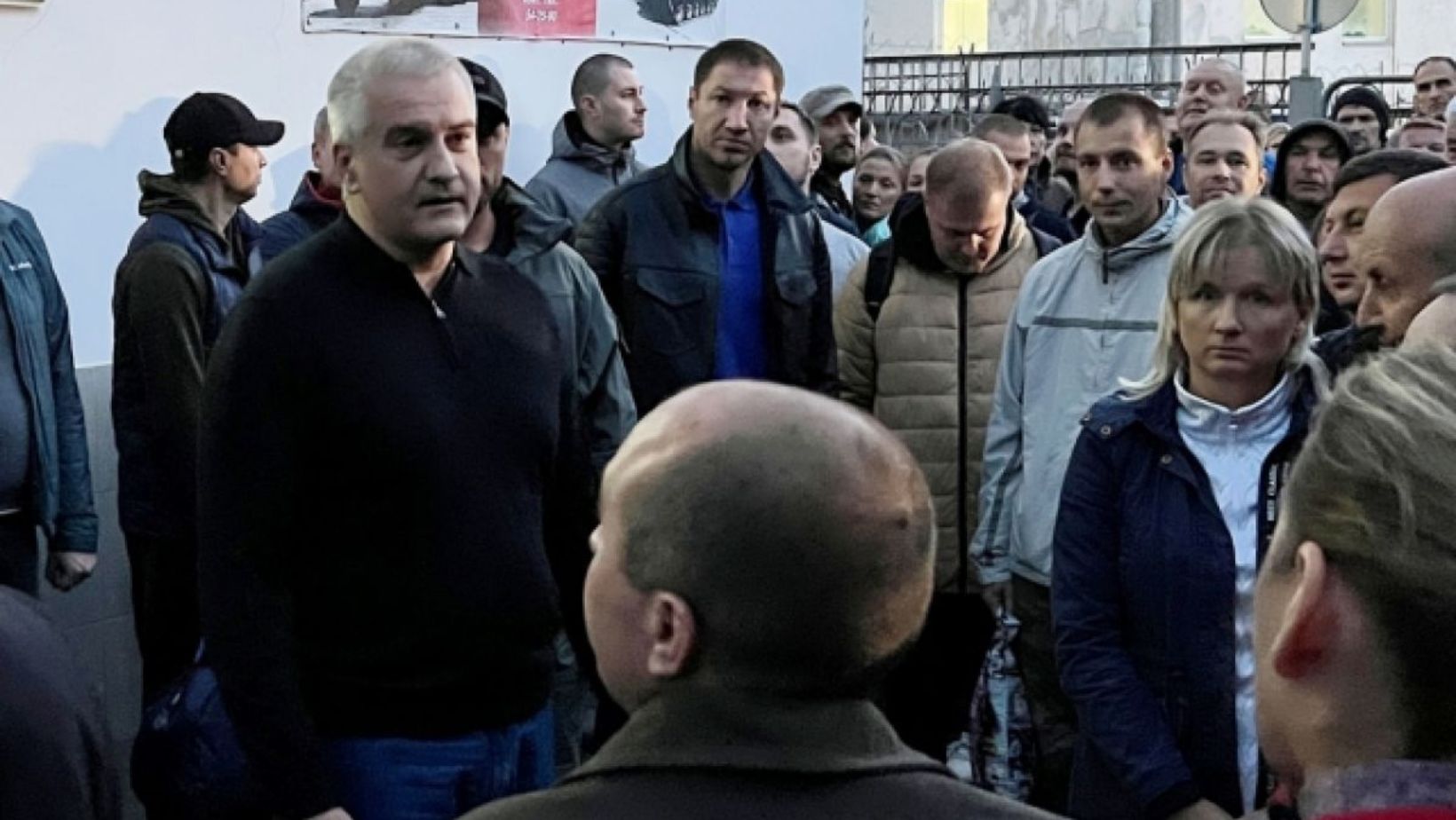 На фото: окупаційний голова Криму Аксьонов та частково мобілізовані кримчани перед відправкою на війну. 2022 рік.